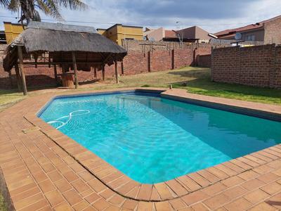 Apartment / Flat For Rent in Mondeor, Johannesburg