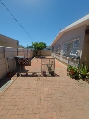 Apartment / Flat For Rent in Goodwood Central, Goodwood
